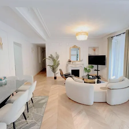 De Luxe Juste A Cote Des Champs-elysees * Parigi